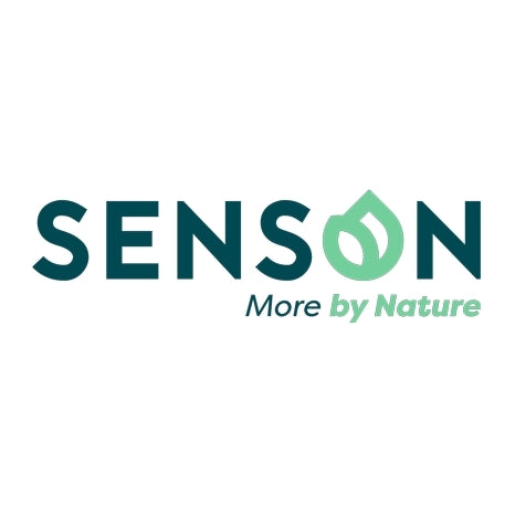 Bildet viser Senson-logoen, der "O-en" er utformet som et grønt blad for å fremheve det naturlige fokuset. Senson tilbyr produkter som Flytende Maltekstrakt 15kg - Liquid Malt Light 10 (LME).