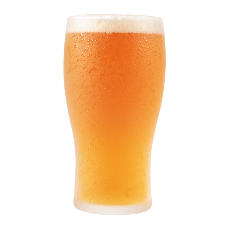 Et halvlitersglass med lys ravfarget Hazy Daizy American Wheat-øl fra Brewolution's allgrain ølsett, toppet med skumtopp og kondens på glasset.