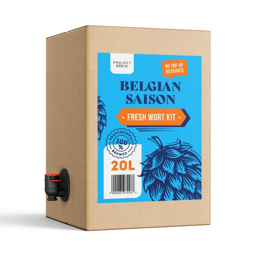 Project Brews Belgian Saison - 20L Fresh Wort Kit leveres med en kran på siden og en blå etikett med teksten "No top-up required, 100% professionally brewed", inspirert av Saison Dupont.