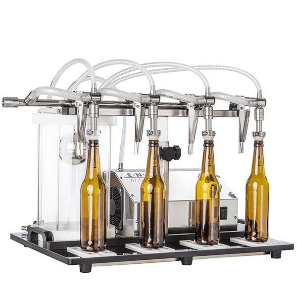 Enolmaster halvautomatisk vakuumflaskefyller for øl fra Tenco fyller fire glassflasker samtidig med individuelle dyser og slanger - ideelt for effektiv tapping av øl.
