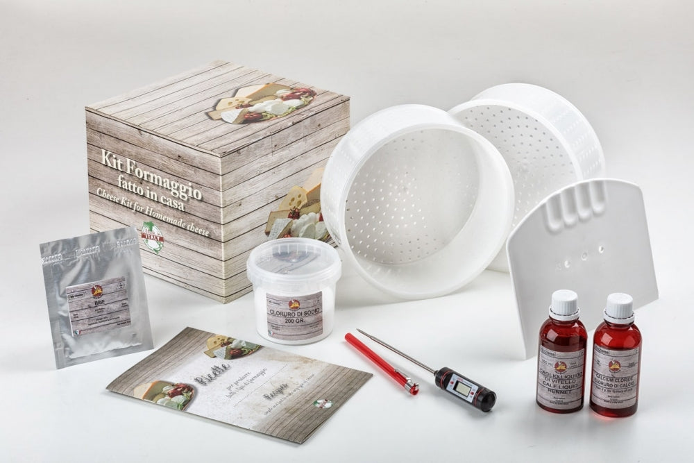 Enolandia Brie ostesett inneholder former, termometer, løpeflasker, ostesalt, ingredienspakke, bruksanvisning og en eske merket "Kit Formaggio fatto in casa" -perfekt for å lage brie hjemme.