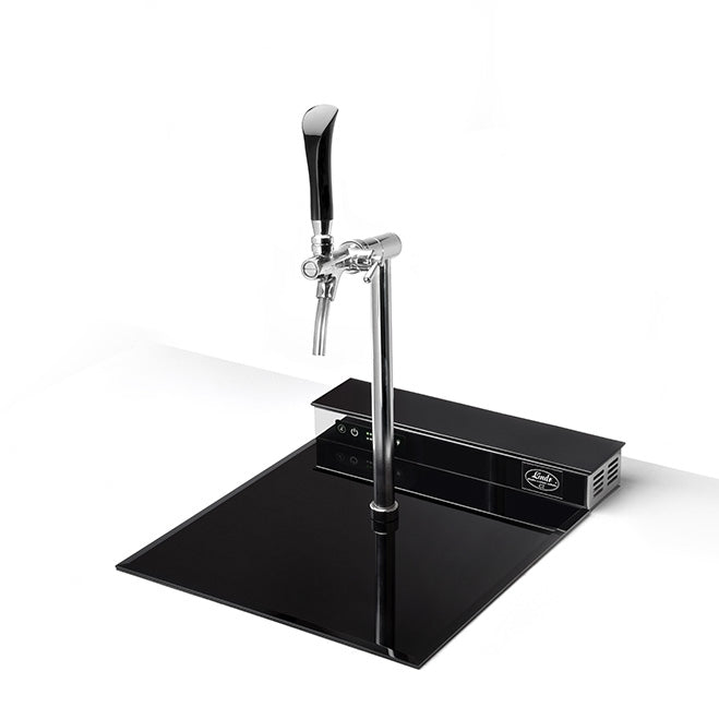 Lindr PYGMY Pro Kitchen øltappesystem fra Lindr har en kran i krom og svart dryppbrett, vist på hvit bakgrunn.