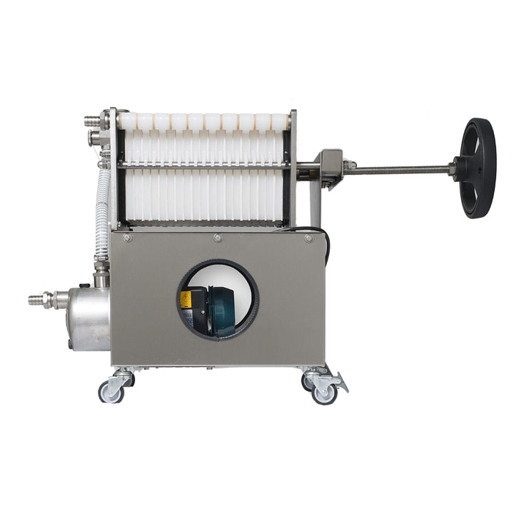 Grifo FCP20 Profesjonelt Platefilter 20x20 med pumpe (for 20 filterplater) er en profesjonell filterpresse i rustfritt stål med hjulramme, håndsveiv, integrert pumpe og synlig motor for effektiv industriell filtrering.