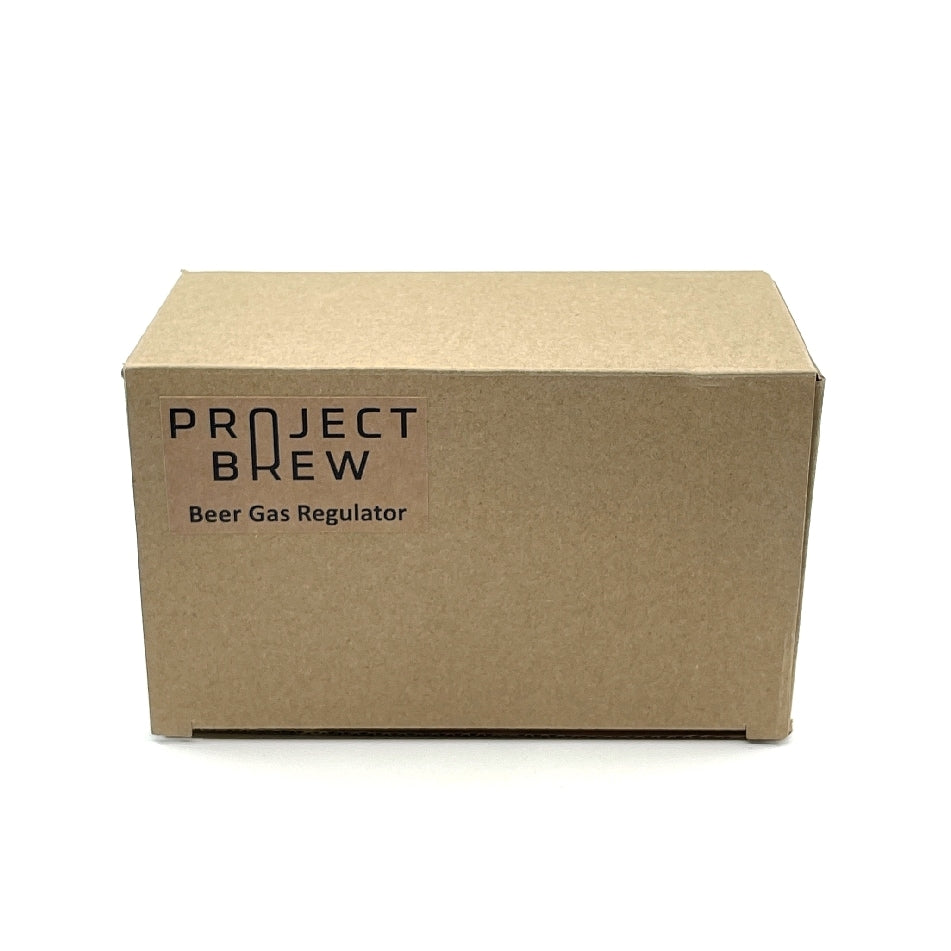 En vanlig brun pappeske merket "Beer Gas Mini Regulator - Project Brew" fra Project Brew er avbildet med en nitrogen CO2-miniregulator mot en hvit bakgrunn.