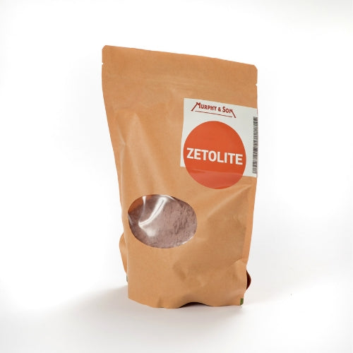 En brun, gjenlukkbar pose merket Zetolite 63 (Copper) 500g fra Murphy & Son, med et lite vindu som viser rosa pulver - ideelt for ølbrygging og effektivt til å redusere sulfidforbindelser.
