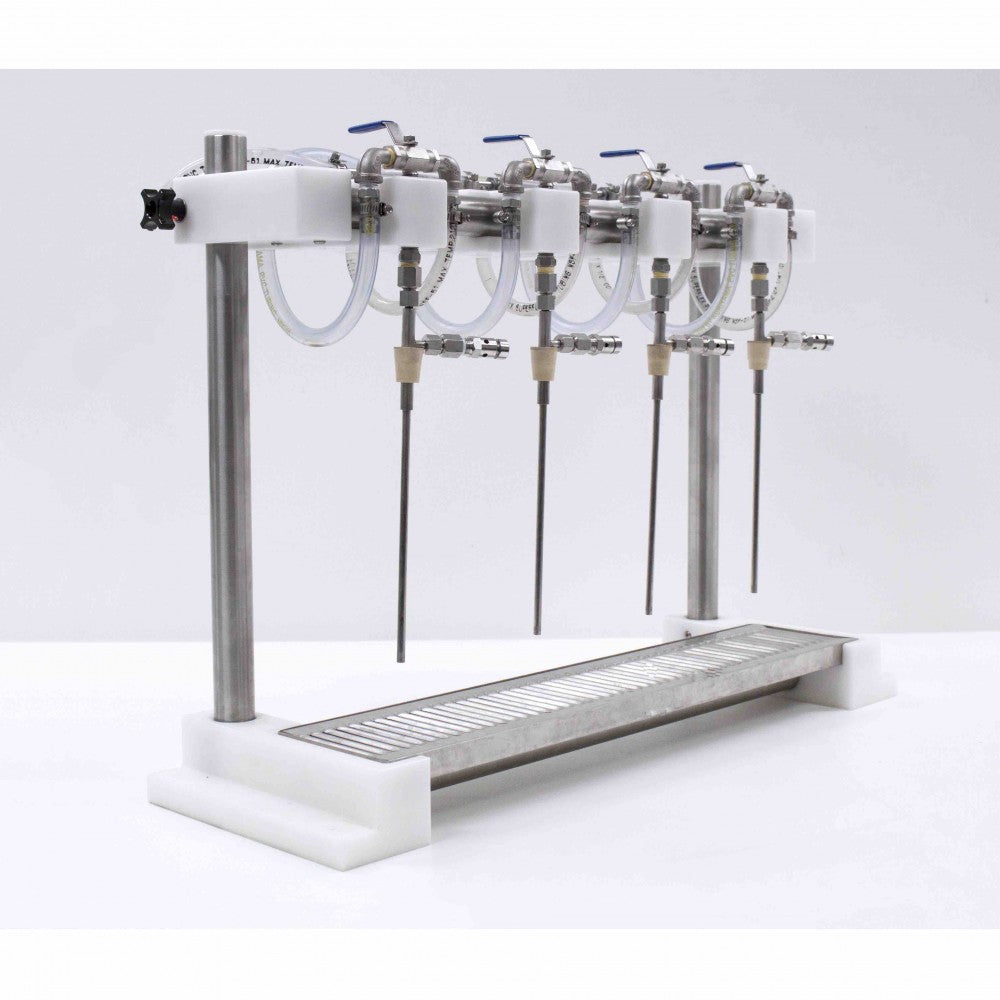 Micro Filling Systems - Mottrykksfyller med 4 hoder er et rustfritt stålfyllesystem med fire vertikale dyser, slanger og ventilhåndtak på hvit base - ideell som flaskemaskin for karbonert øl for hjemmebryggere.