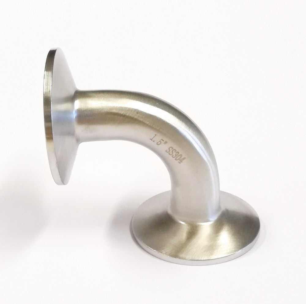 The 1,5" Tri-Clamp albue 90 grader - 19mm rør fra Brewshop i rustfritt stål har en jevn bue på 90 grader og er avbildet mot hvit bakgrunn.