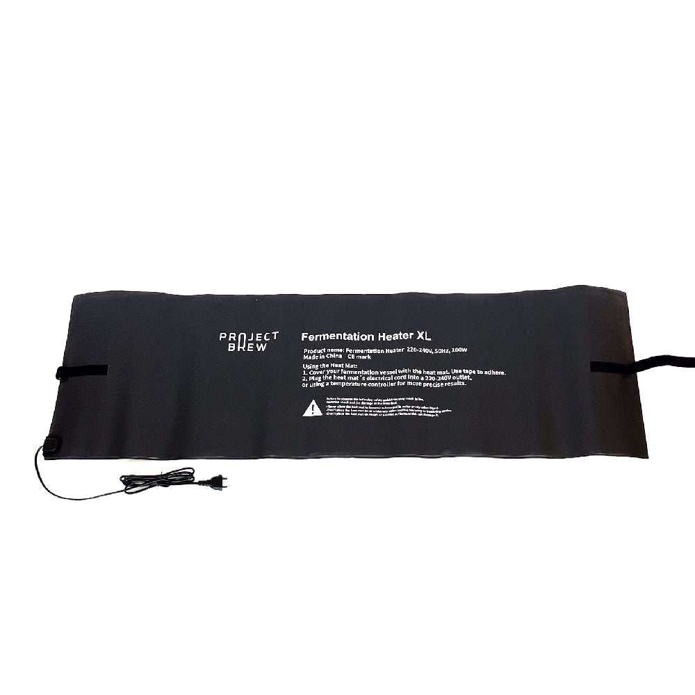 Project Brew Varmematte XL 100W (130 cm x 40 cm) fra Project Brew er en svart, rektangulær varmematte med trykte instruksjoner og en strømledning på en hvit bakgrunn.