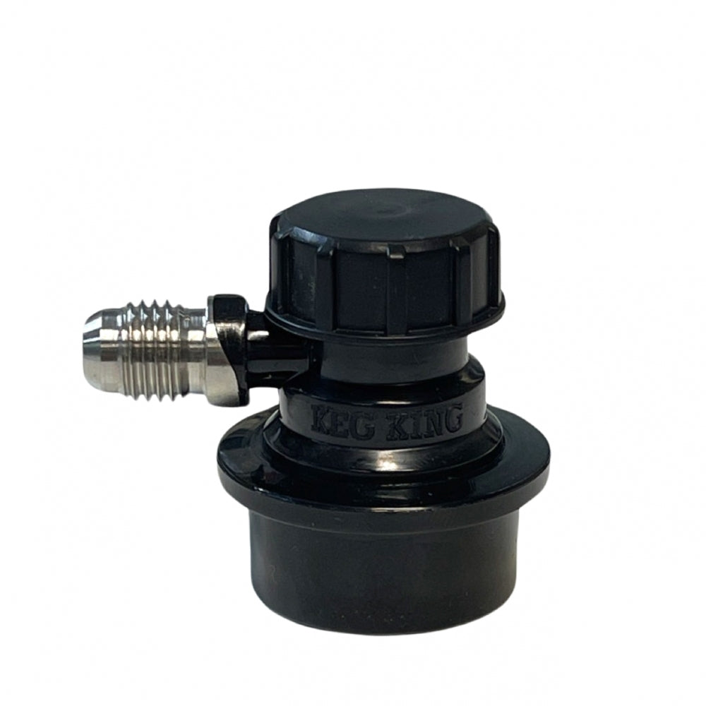 Keg King Low Profile Ball lock øl hurtigkobling med 1/4" MFL gjenger er vist i svart plast og metall mot en hvit bakgrunn, ideell for Corneliusfat keg-oppsett.