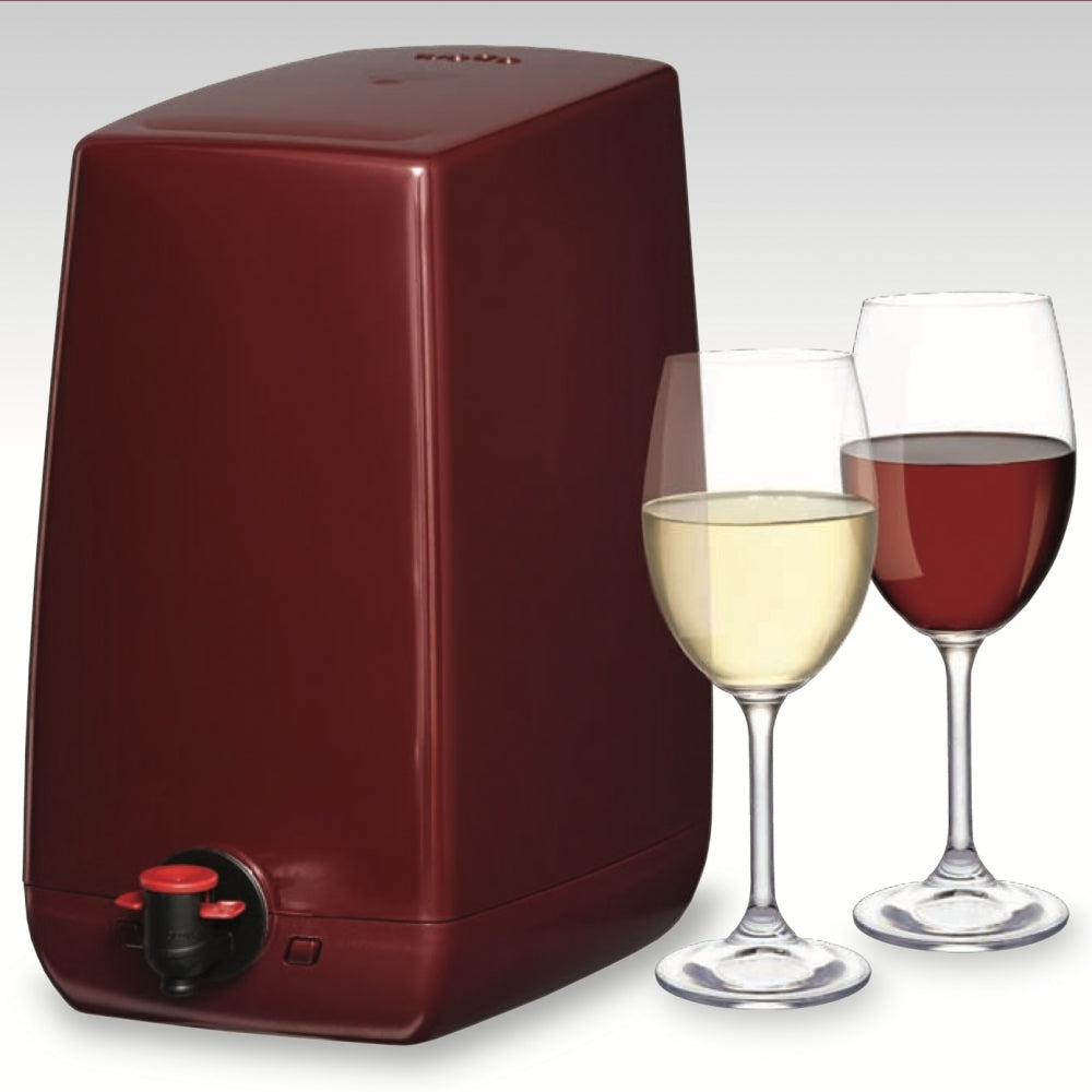 Fermtech aPour Premium Wine Dispensing System i rødbrun farge, med tut, er utstilt ved siden av to vinglass - ett med rødvin og ett med hvitvin - på en lys bakgrunn.