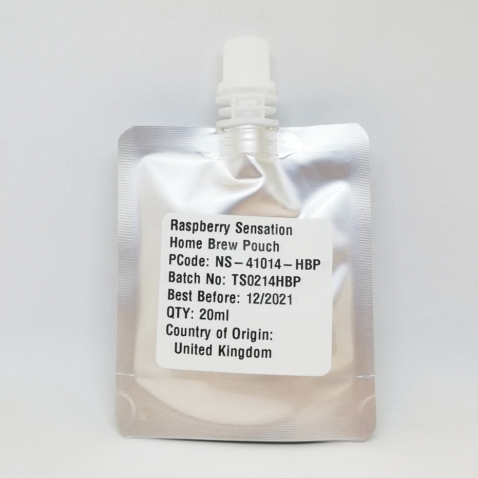 En sølvfarget pose merket "NaturalSensation Bringebær fruktessens - 20ml Homebrew Pouch" fra Totally Natural Solutions; inneholder 20 ml øl essens, produsert i Storbritannia, med produktinformasjon og utløpsdato 12/2021.