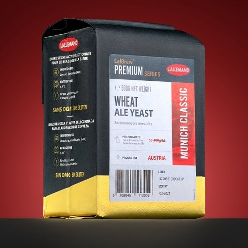 En 500 g pakke med Lallemand LalBrew Munich Classic (Best før juli 2025) fra Premium-serien hviler på en rød bakgrunn, merket med spesifikasjoner og opprinnelse Østerrike.