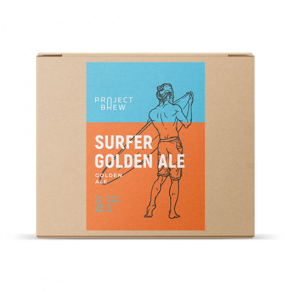 En pappeske med Project Brew Surfer Golden Ale - allgrain ølsett viser en person med et surfebrett på en oransje og blå bakgrunn.