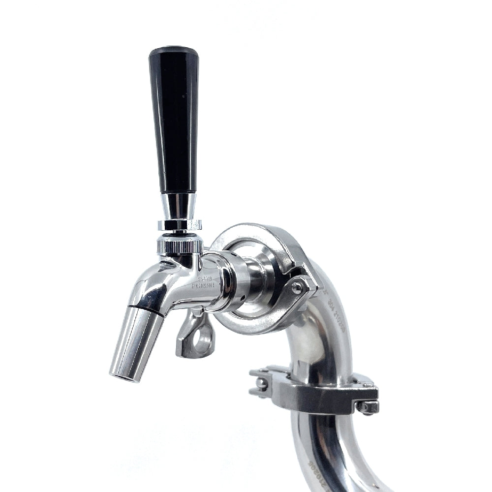 Nærbilde av en Project Brew 1,5" TC Shank - gjennomføring til tri-clamp tappetårn, med svart håndtak og ølslangekobling, festet til et buet metallrør, vist mot en hvit bakgrunn.