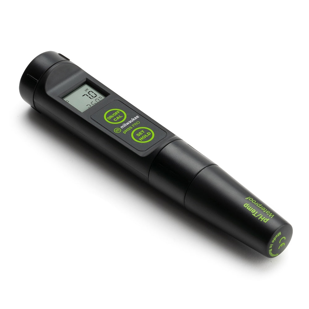 Milwaukee PH55 PRO - et svart digitalt pH-meter med utskiftbar probe og display, viser pH 7,0 og 21,6 °C, har grønnmerkede knapper og automatisk temperaturkompensasjon for nøyaktige avlesninger.
