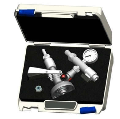 PolyKeg Manual Filling Kit - K-kobling fra PolyKeg inneholder et mottrykkfyllehode i metall, trykkmåler, kontakt og fitting i en hvit plastkoffert med svart skuminnredning for sikker oppbevaring eller transport.