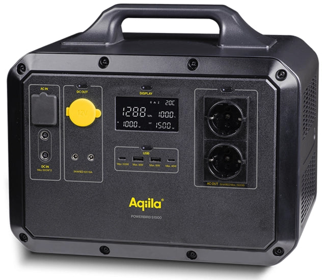 Aqiila Powerbird S1500 - kraftstasjon nødbatteri har et svart design med LiFePO4-batteri, digitalt display, flere inngangs-/utgangsporter, to stikkontakter og bærehåndtak. Merket "Aqiila POWERBIRD S1500.
