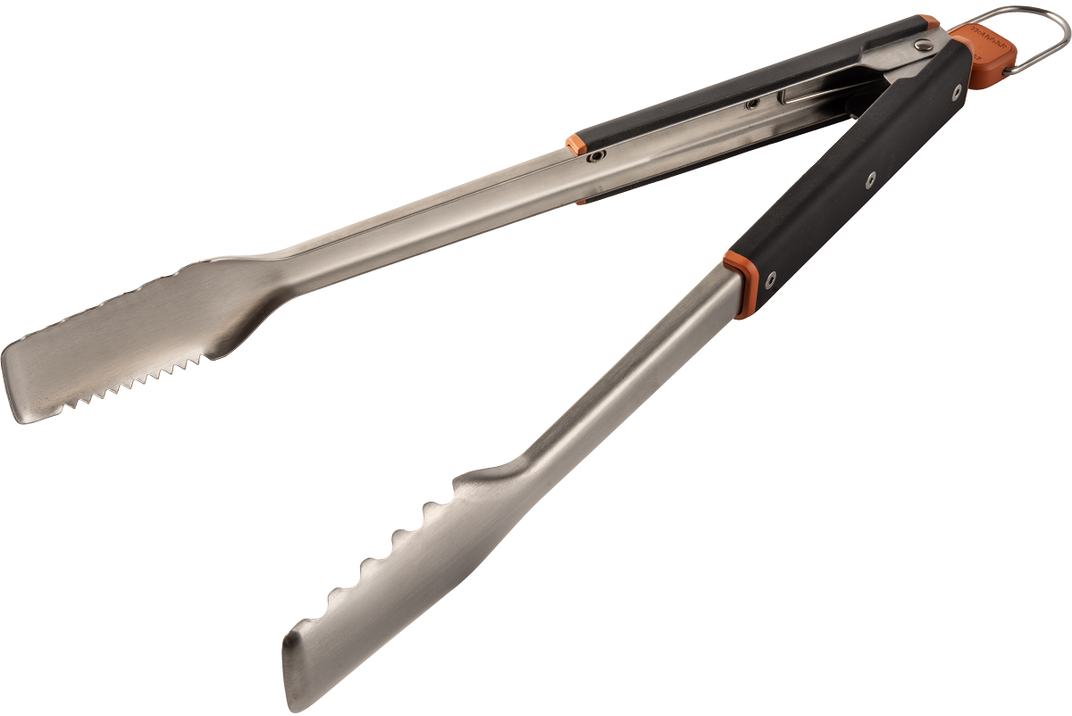 Traeger BBQ Tongs - førsteklasses grillklype fra Traeger med svarte håndtak og oransje aksenter, vist åpen. Det ideelle grilltilbehøret for grillentusiaster.