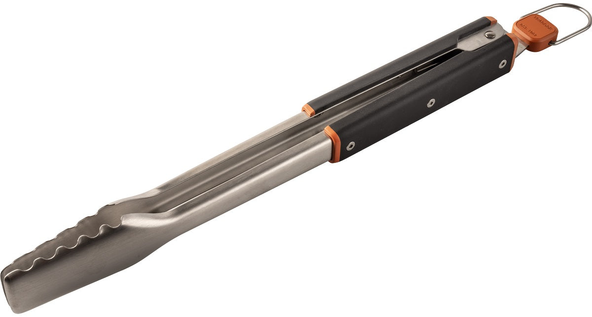 Traeger BBQ Tongs fra Traeger er laget i rustfritt stål med svarte håndtak og oransje aksenter, vist lukket - ideell til grilling eller som allsidig grillklype rustfritt stål for ditt favoritttilbehør til grillen.