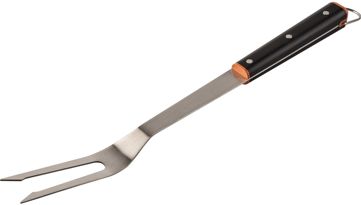Traeger BBQ-gaffelen fra Traeger har en robust, tospisset metallkonstruksjon med et svart håndtak med oransje aksenter og metallnagler - perfekt for presis grilling.