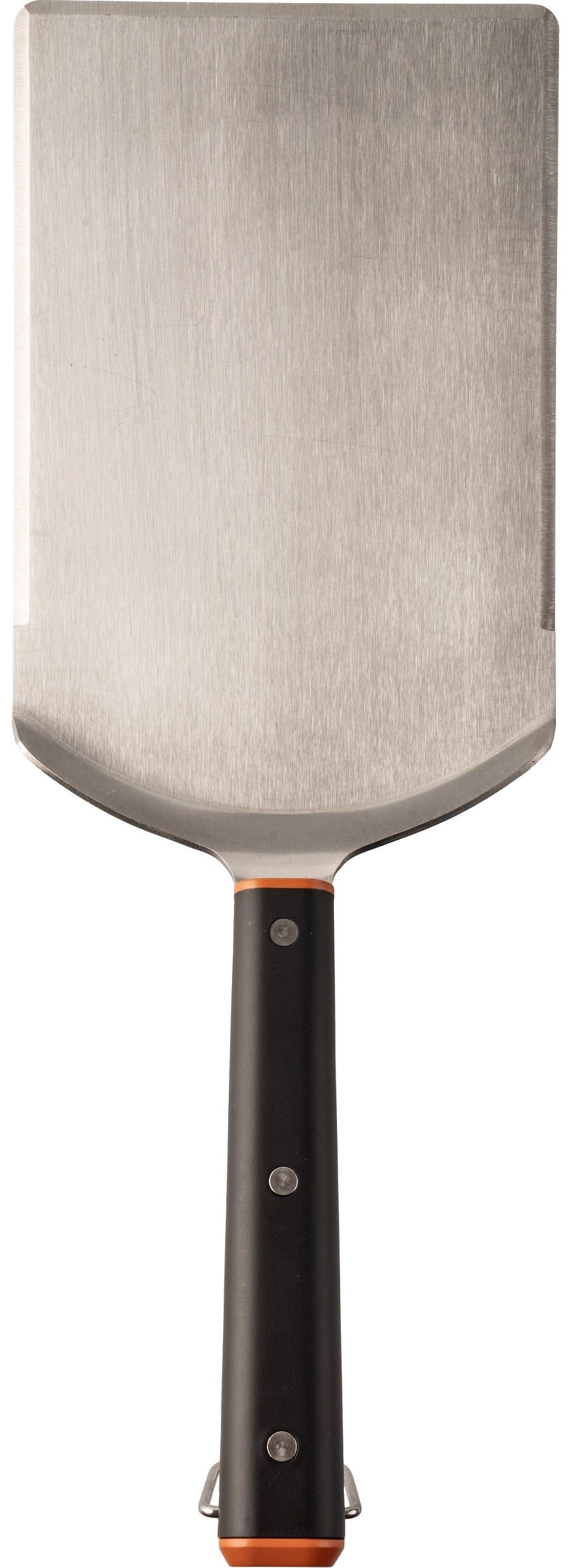 Traeger XXL Spatel fra Traeger har en stor rektangulær rustfritt stål stekespade, et svart håndtak med oransje aksent, og er vist mot en hvit bakgrunn.