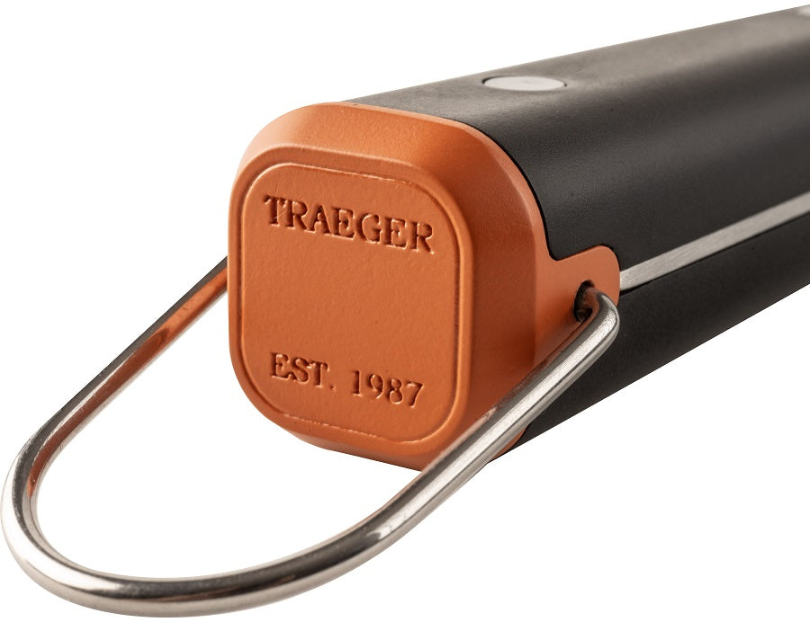 Kombiner Traeger XXL Spatel med et Traeger digitalt kjøtttermometer - med oransje ende, metallsonde og EST. 1987 på hetten - for presis grilling hver gang.