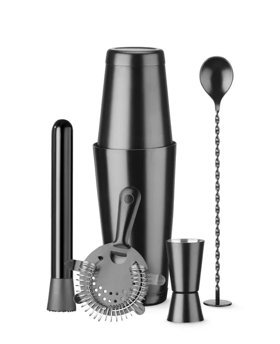 Hendi Bartender Tool Kit Sort består av svarte cocktailverktøy - shaker, muddler, sil, jigger og barskje - elegant plassert oppreist på en hvit bakgrunn. Uunnværlige barverktøy for alle hjemmemixere fra Hendi.