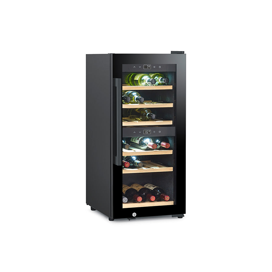 Vi presenterer Caso WineExclusive 24 Smart Frittstående vinskap: et elegant, svart, frittstående vinkjøleskap med glassdør, elegante trehyller og innvendig belysning. Det har to temperatursoner for optimal horisontal oppbevaring av flere vinflasker, og tilbyr praktisk appstyring via Wi-Fi for enkel temperaturregulering og overvåking.