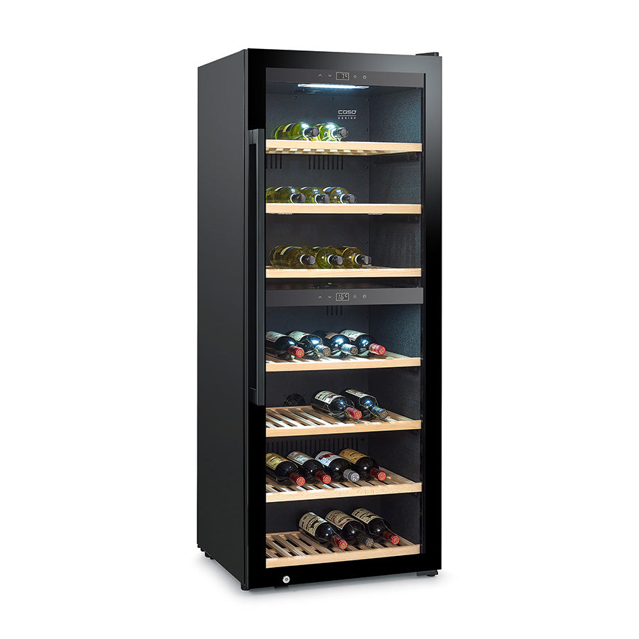 Caso WineExclusive 126 Smart Falstaff Edition frittstående vinkjøleskap er et høyt, svart vinkjøleskap med glassdør og trehyller, som på en elegant måte gir plass til flere vinflasker liggende på hver hylle. Dette sofistikerte vinkjøleskapet har også to temperatursoner for optimal vinlagring.