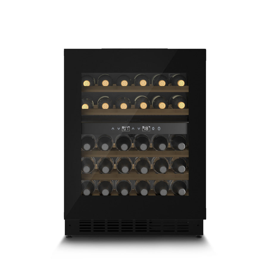 Frontside av Caso WineDeluxe WDU 36 innbyggingsvinskaps i svart, fylt med flasker, utstyrt med et digitalt kontrollpanel og en glassdør som viser tre trehyller og to temperatursoner for optimal vinlagring.