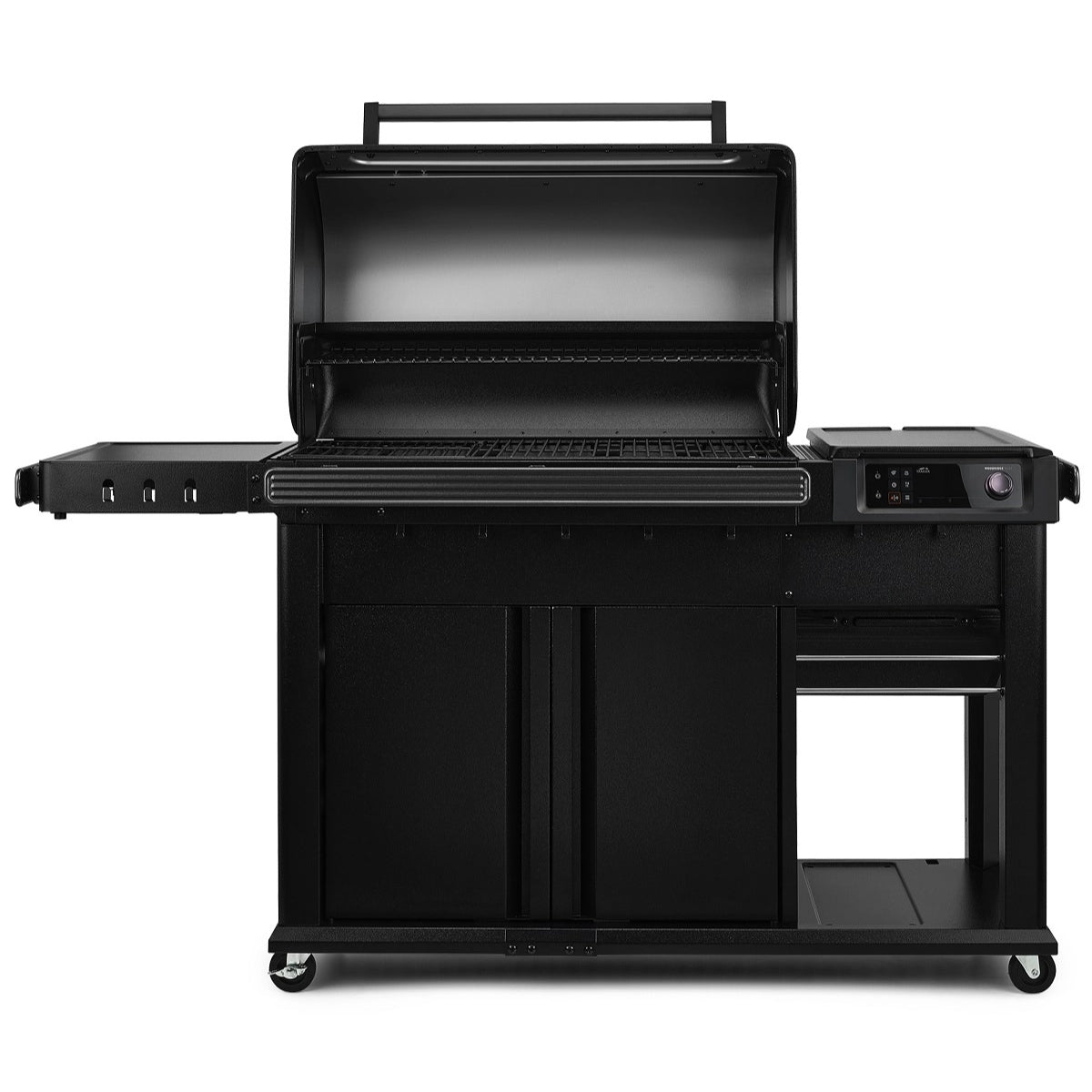 Traeger Woodridge Elite Pelletsgrill er en stor, svart grill med åpent lokk, sidehylle med kroker, nedre oppbevaringsskap, digitalt kontrollpanel på hjul og WiFIRE-teknologi for sømløs grilling utendørs.