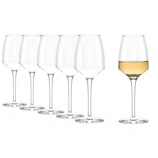 Seks Stölzle Lausitz Experience hvitvinsglass (285 ml, sett med 6 stk.) står på rekke og rad; fem er tomme, mens det siste inneholder litt hvitvin.