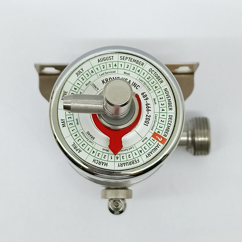 Nærbilde av Krome Dispense FOB Detector - Skumdetektor av rustfritt stål, med sirkelformet datoindikator med måneder og år, rød pil, håndtak på toppen og pålitelig betjening av øldispenseren.