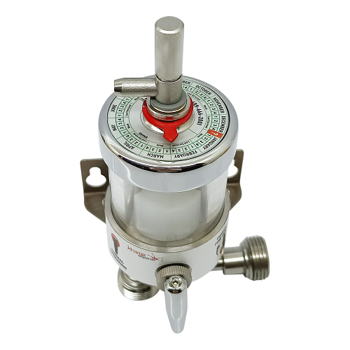 En sølvfarget og hvit FOB Detector - Skumdetektor av rustfritt stål fra Krome Dispense med knott.