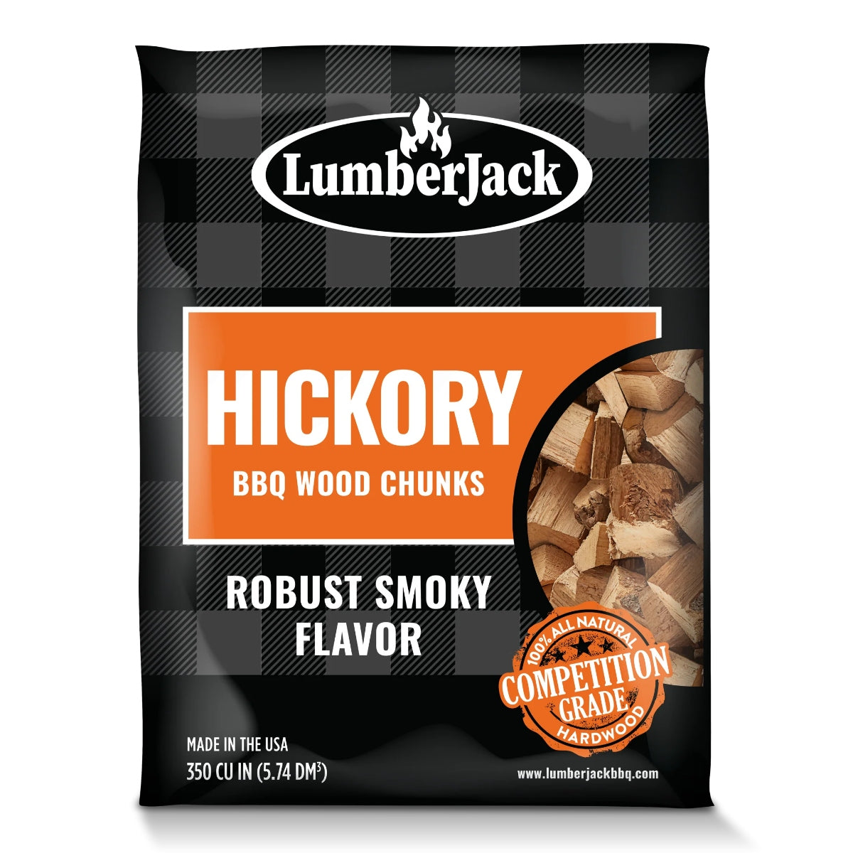 En pose LumberJack Hickory BBQ Wood Chunks gir en robust røyksmak og konkurransedyktig hardved, og leverer klassisk røyksmak - perfekt for røyking av kjøtt - med produkt- og merkevaredetaljer på emballasjen.