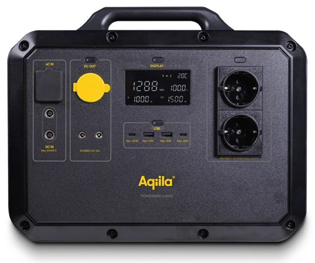 Aqiila Powerbird S1500 kraftstasjon nødbatteri i svart med flere inngangs- og utgangsportaler, digitalt display og Aqiila-logo på fronten.