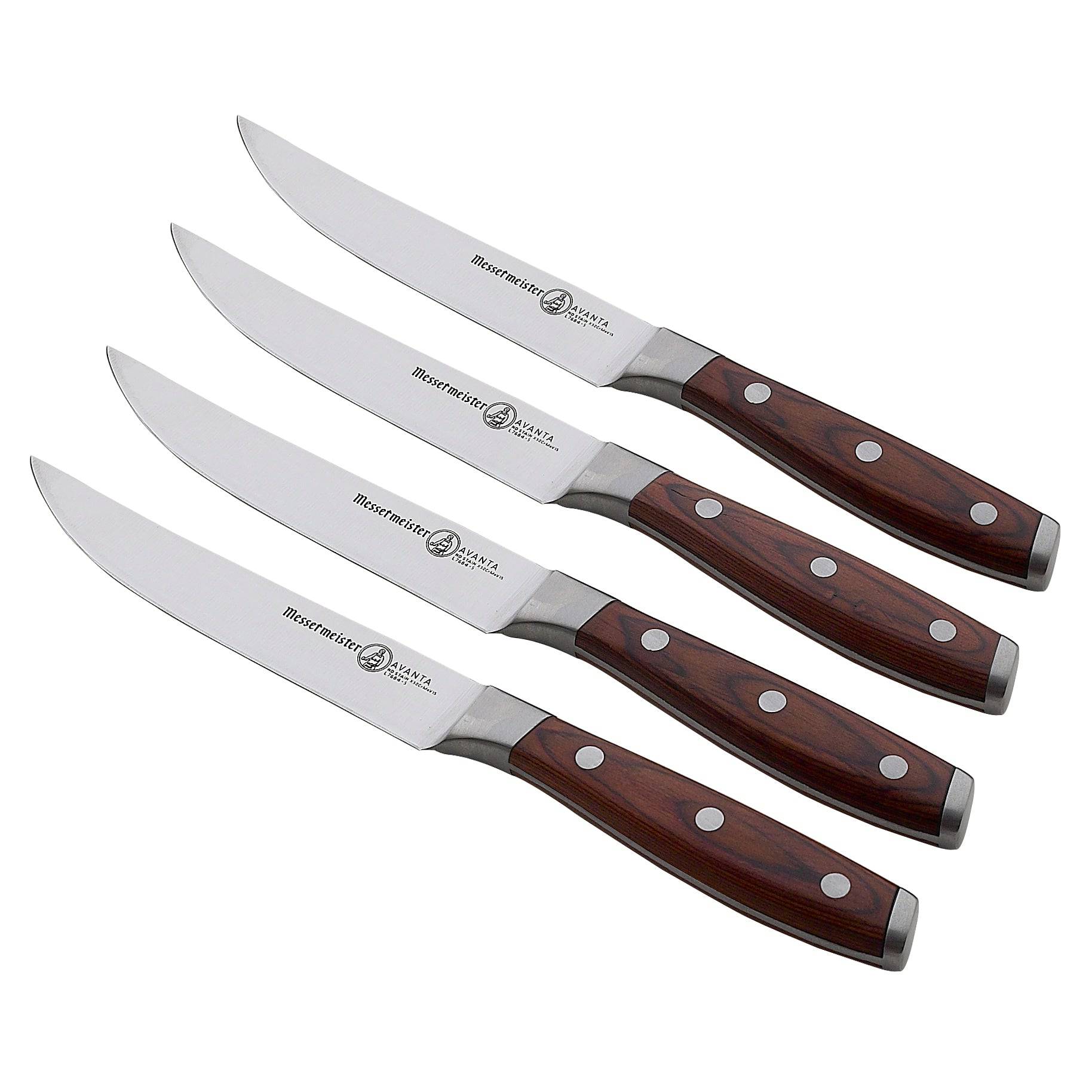 Fire Avanta Pakkawood Fine Edge Biffkniver fra Messermeister, laget av tysk X50 rustfritt stål med trehåndtak, er plassert i en parallell rekke på en hvit bakgrunn.