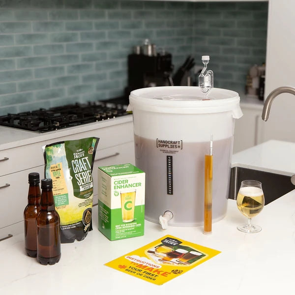Mangrove Jack's Apple Cider Starter Kit - komplett startsett fra Mangrove Jacks inneholder en gjæringsbøtte, flasker, ciderforsterker, hydrometer, et glass cider og instruksjoner - alt du trenger for hjemmebrygging på kjøkkenet.