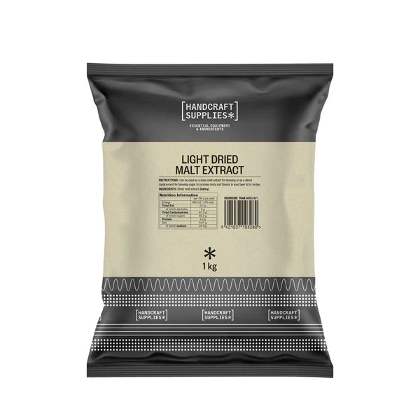 En 1 kg forseglet pose med Spraymalt - Lys Maltekstrakt fra Handcraft Supplies, ideell til ekstraktbrygging, med næringsinformasjon på forsiden.