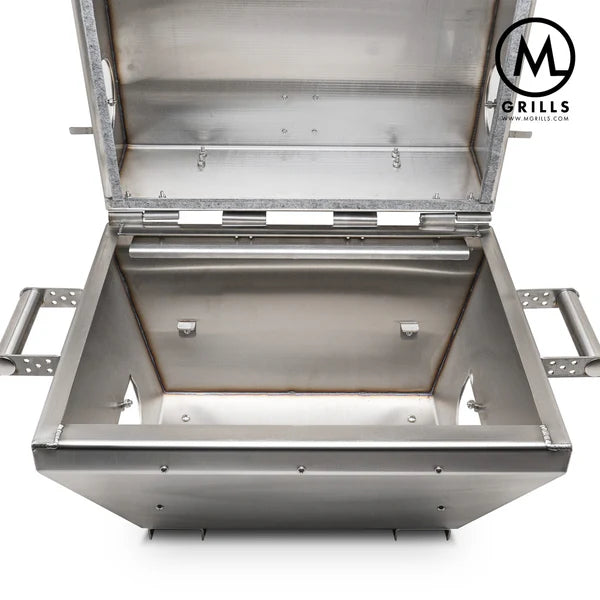Åpne M16 Cookoff Grill fra M Grills, en kullgrill i rustfritt stål med temperaturkontroll med hengslet lokk og sidehåndtak, og vis det rene, tomme interiøret - ideelt for din neste grillopplevelse.