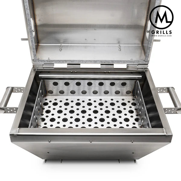 Åpne M-Grills M16 Cookoff Grill i rustfritt stål - en kullgrill med temperaturkontroll, perforert kullrist, to sidehåndtak og M Grills-logo øverst i høyre hjørne.
