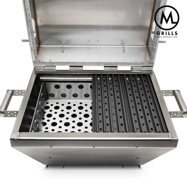 M Grills M16 Cookoff Grill i rustfritt stål har perforerte og slissede kokeflater, doble sidehåndtak, temperaturkontroll og M Grills-logoen i øverste høyre hjørne.