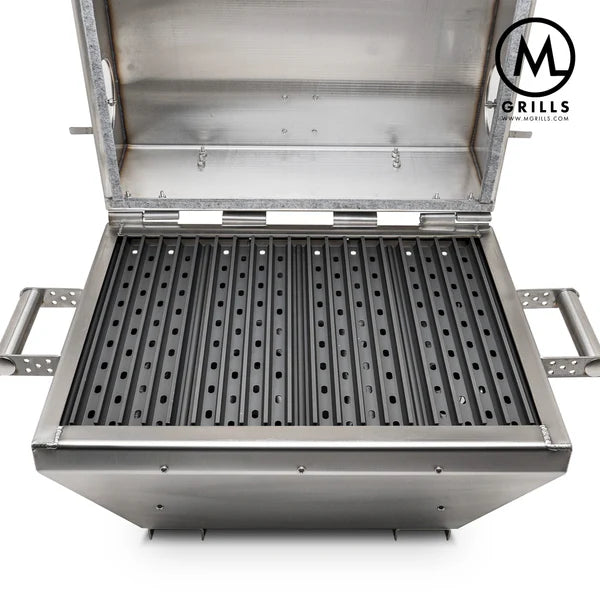 M16 Cookoff Grill fra M Grills er en kullgrill med temperaturkontroll i rustfritt stål med perforert kokeflate, åpent lokk, sidehåndtak og M Grills-logo i øverste høyre hjørne.