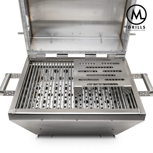 En M Grills M16 Cookoff-grill i rustfritt stål med doble rister og slisset plate, lokket åpent; M Grills-logo i øverste høyre hjørne.