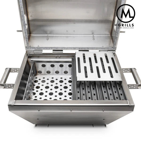 M16 Cookoff Grill fra M Grills er en grill i rustfritt stål med inndelte kokekamre, slissede og perforerte seksjoner, sidehåndtak og M-Grills-logo i øverste høyre hjørne.