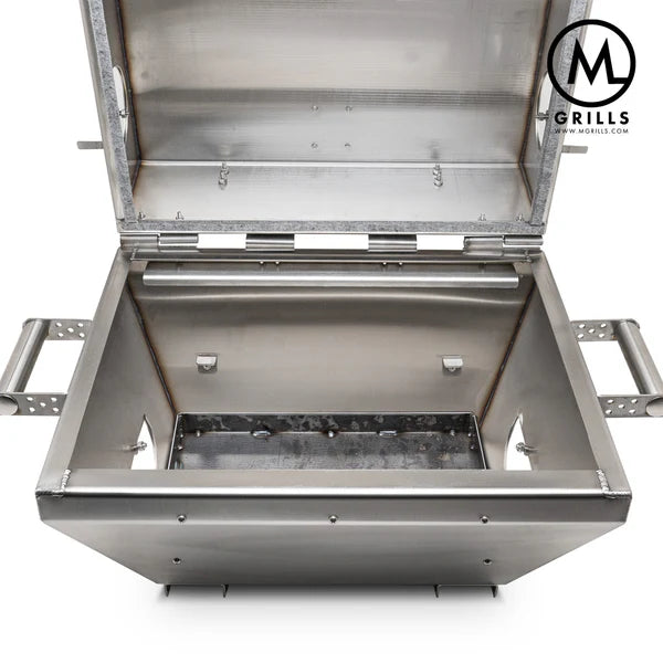 Åpen M Grills M16 Cookoff Grill, kullgrill i rustfritt stål med sidehåndtak og hengslet lokk, sett ovenfra; M Grills logo i øvre høyre hjørne.