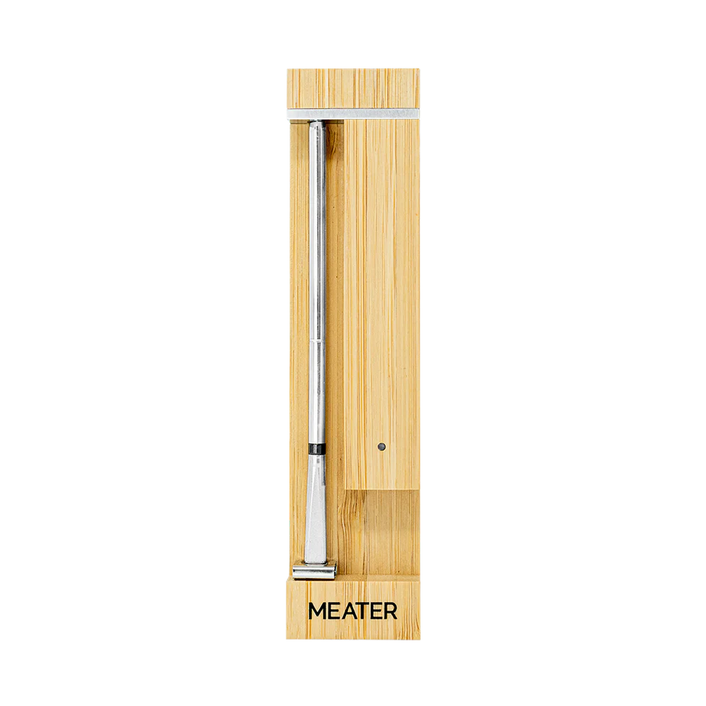 Et Traeger Meater Pro - Bluetooth steketermometer vises i et elegant, treladet etui med MEATER-logo mot en hvit bakgrunn.