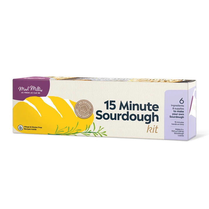 Eske med «Mad Millie 15 Minute Surdeigs»-sett, med en illustrasjon av et gult brød, tekst som fremhever de 6 ingrediensene, samt merking for hvete- og glutenfritt – perfekt for alle som ønsker å bake sitt eget surdeigsbrød hjemme med et enkelt surdeigs-sett.