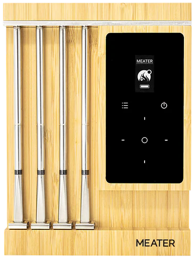 Et trepanel med metallhåndtak, perfekt for servering av din neste stek - kombiner den med Traeger Meater Pro XL - WiFi steketermometer for presis tilberedning hver gang.