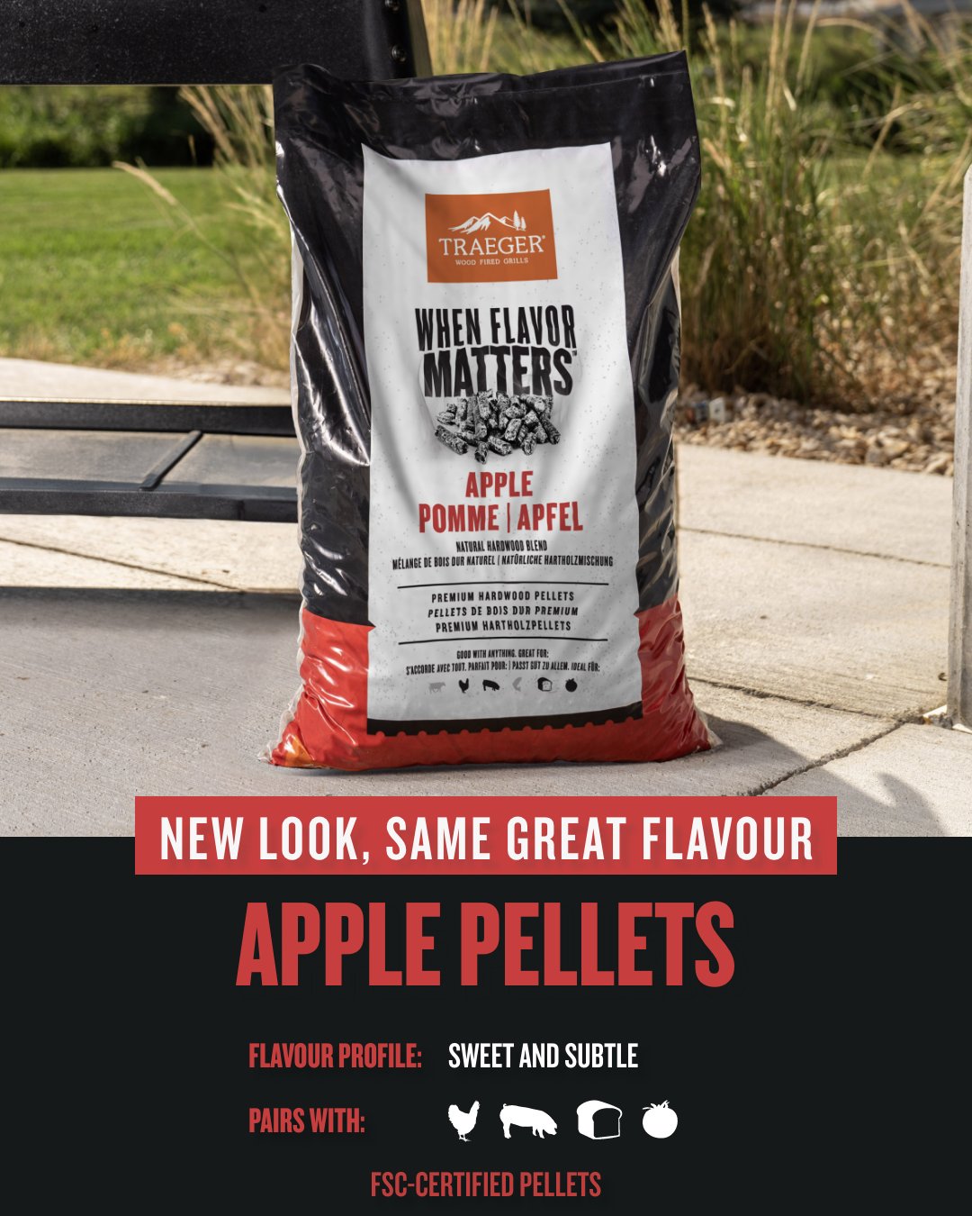 Traeger Apple Pellets 9 kg fra Traeger sitter på en uteplass, merket "When Flavor Matters". Disse pelletsene er laget av 100 % trevirke, og gir en søt røyksmak og subtil smak som er ideell til allsidig mat.